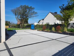 Beton-drainant-gris-et-pave-noir-300x225