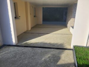 Beton-draint-beige-et-pave-grey-300x225